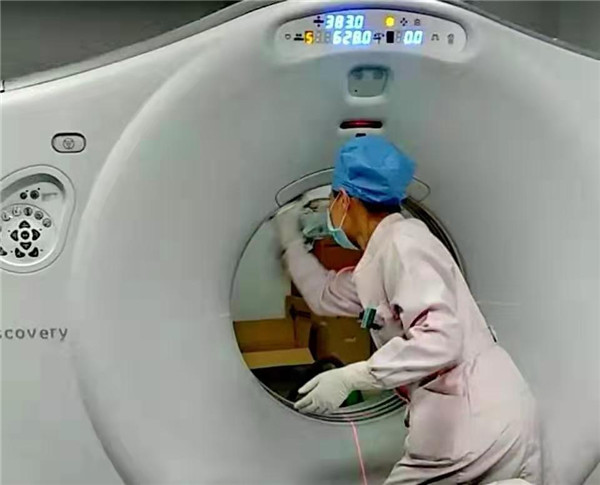 SG飞艇(中国)开奖记录查询站五邑中医院影像科护士、共产党员朱辉媚，额外花上1个小时里里外外地再将CT机用酒精抹一次，不放过任何细节。她说，“一切为了让下一位检查患者更安全、更放心。”.jpg