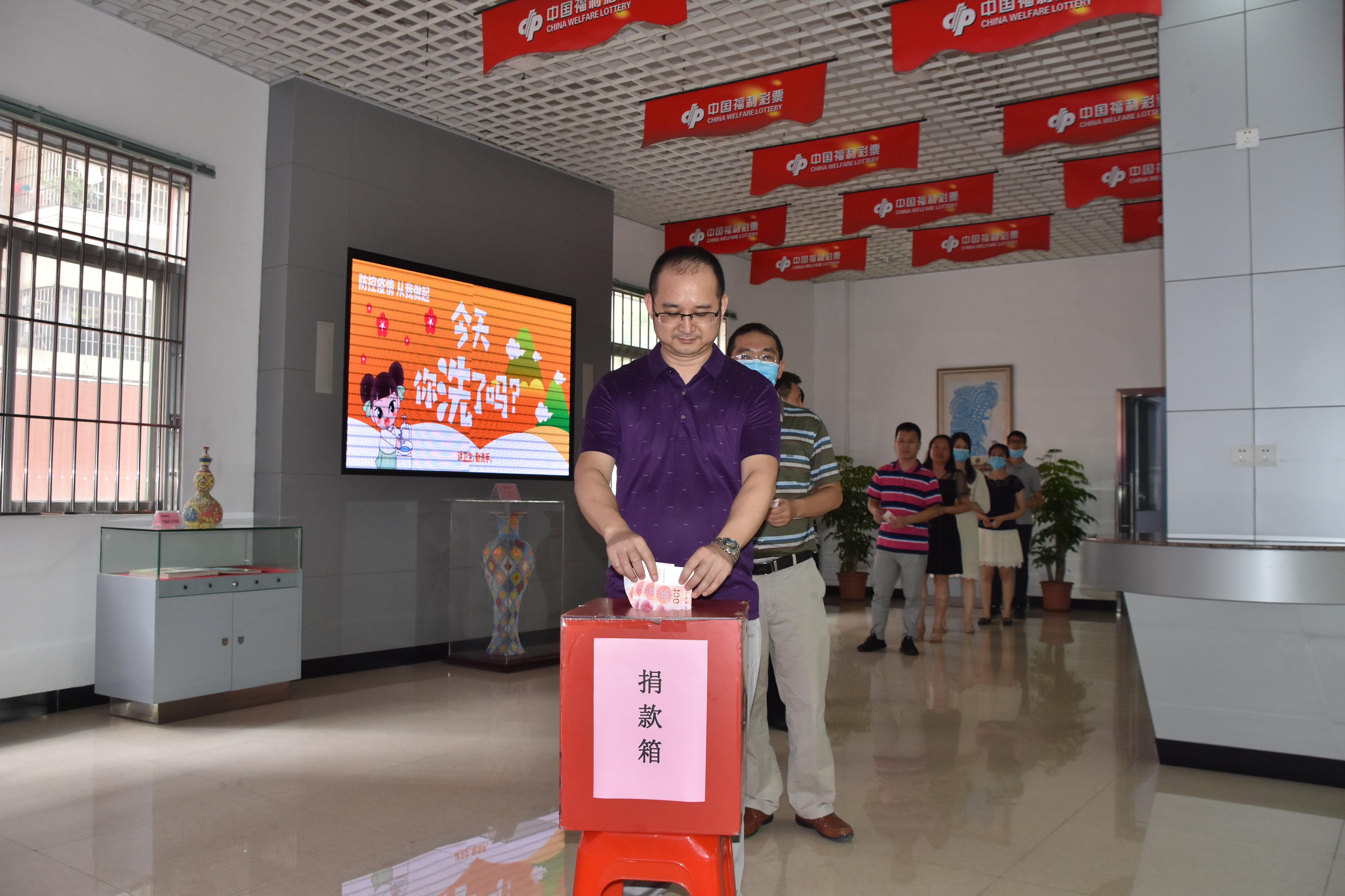 SG飞艇(中国)开奖记录查询站福彩中心干部职工踊跃捐款.jpg