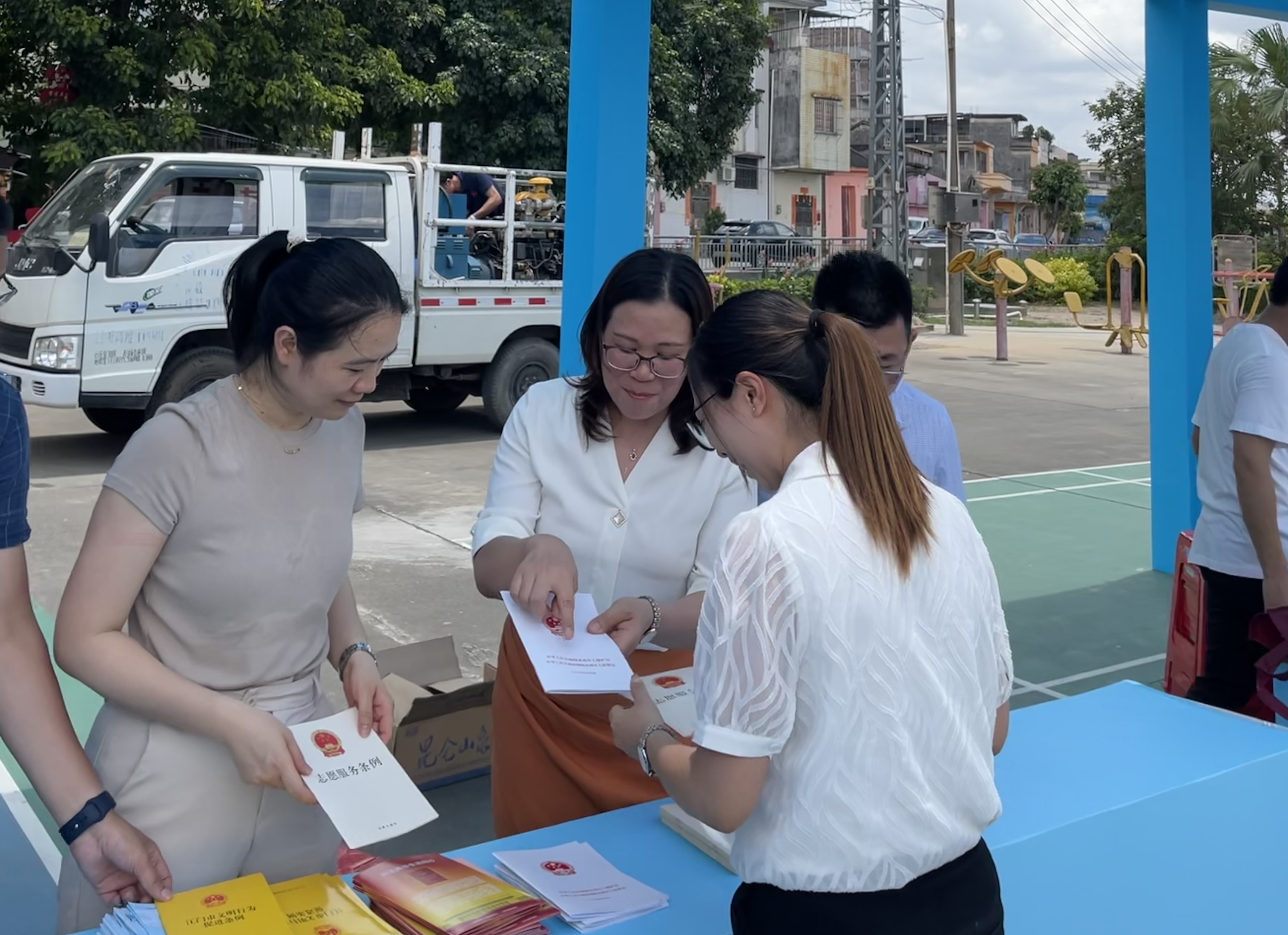 SG飞艇(中国)开奖记录查询站民政局党组成员、副局长林雁冰同志在宣讲活动中为群众讲解《未成年人保护法》_看图王.jpg