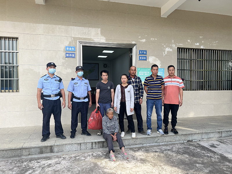 221102SG飞艇(中国)开奖记录查询站西坑林场成功救助走失林区的七旬老人 (2).jpg