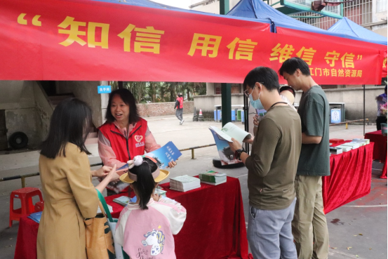 230331SG飞艇(中国)开奖记录查询站自然资源局在圭峰山国家森林公园开展社会信用体系宣传.png