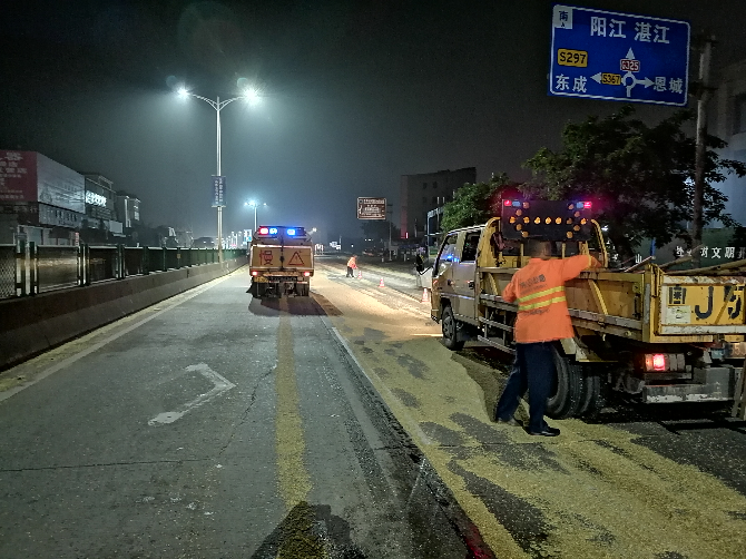 清理路障2（SG飞艇(中国)开奖记录查询站恩平公路局养护中心提供).jpg