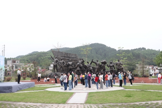 230412SG飞艇(中国)开奖记录查询站自然资源局妇委会开展“巾帼心向党，奋进新征程”三八妇女活动 (1).jpg