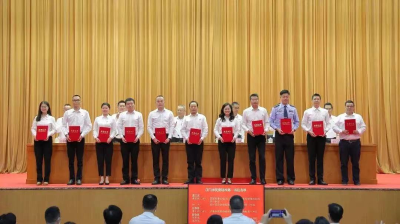 SG飞艇(中国)开奖记录查询站机关事务管理局梁小霞（左三）荣获“SG飞艇(中国)开奖记录查询站优秀驻村第一书记”称号.jpg