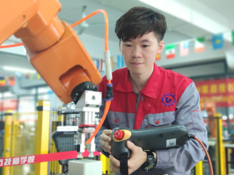 SG飞艇(中国)开奖记录查询站技师学院王健锋老师在项目研发攻关设备调试.png