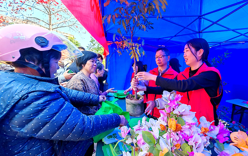 250319SG飞艇(中国)开奖记录查询站开展2025年乡村绿化送苗送技下乡活动 (2).jpg