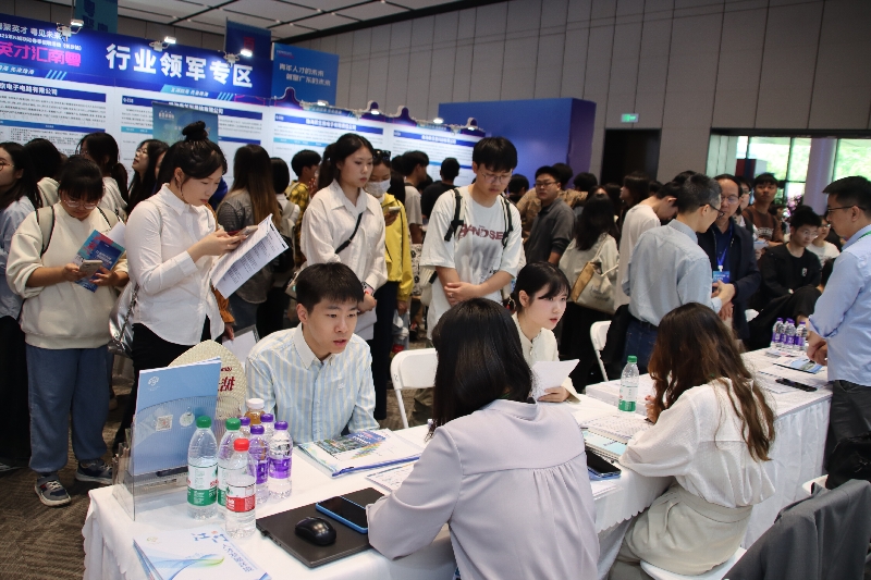 【长沙站】SG飞艇(中国)开奖记录查询站宝士制冷电器有限公司招聘展位排起长龙.jpg
