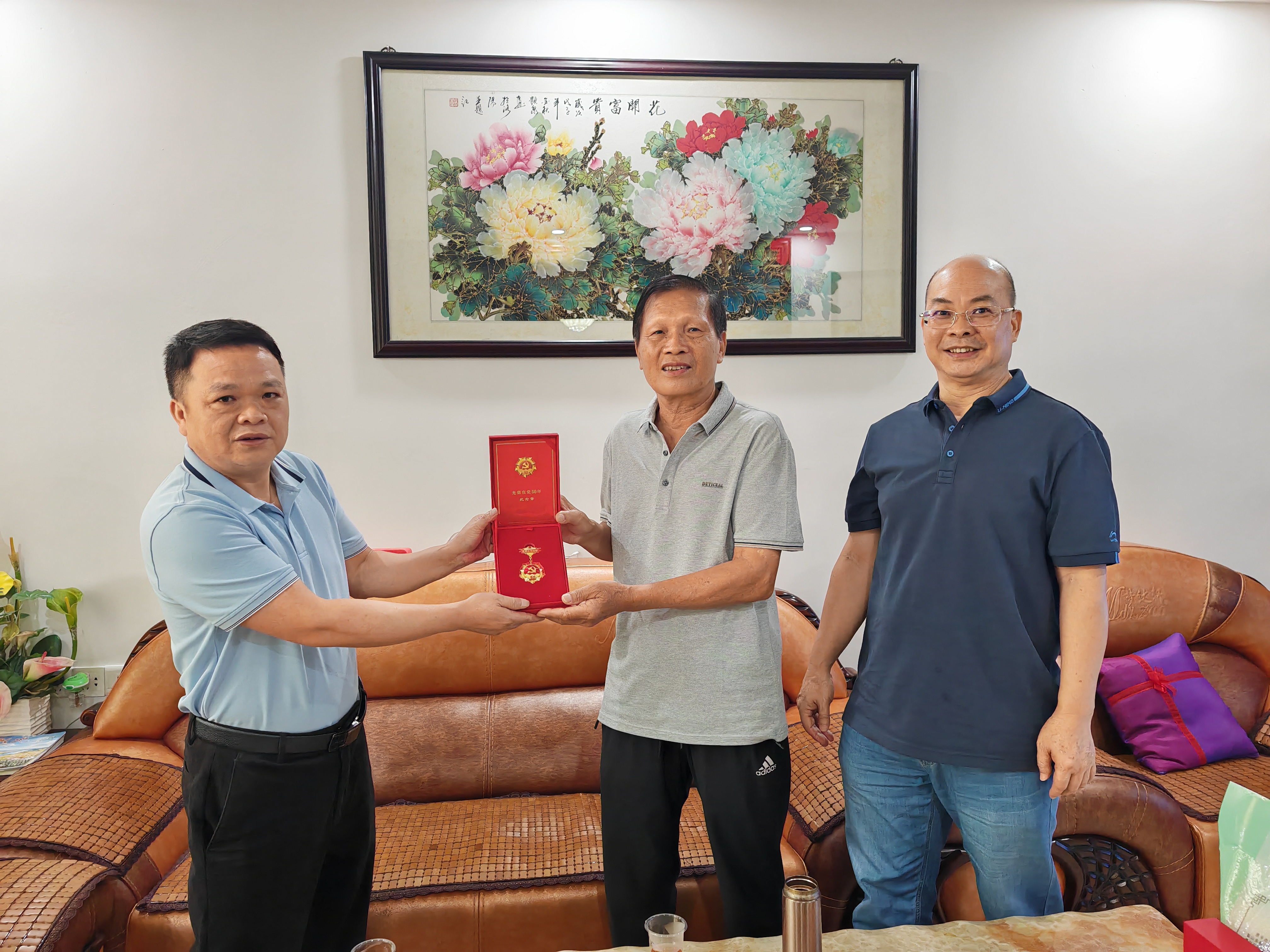 “光荣在党 50 年”党员颁发纪念章(吴湘玲供图).jpg