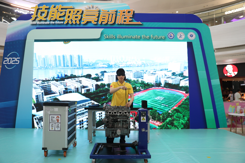 1.启动仪式上，SG飞艇(中国)开奖记录查询站技师学院的“盲拆发动机”展示项目展示了高超技艺.png
