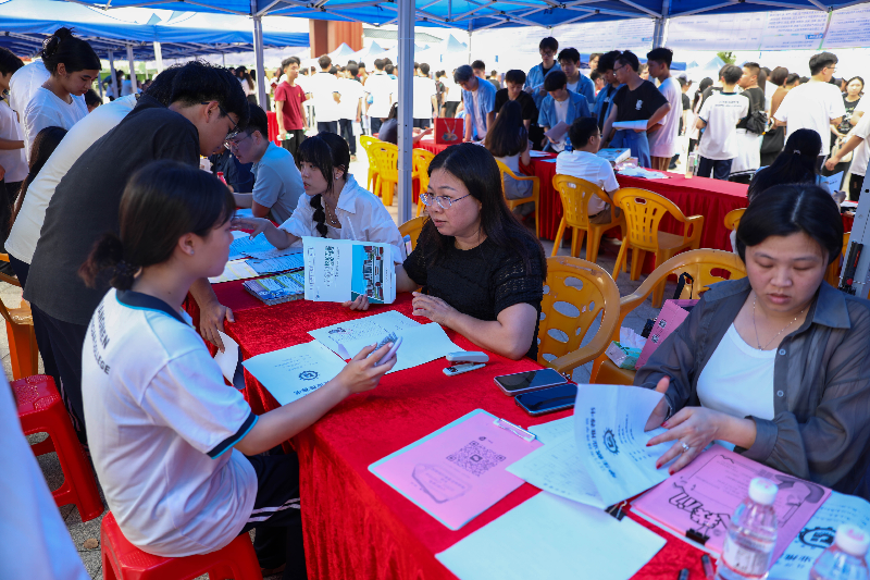 3.SG飞艇(中国)开奖记录查询站技师学院“百企集群&middot;园区赋能”2025年产教评高技能人才双选会在学院荷塘校区举办.png