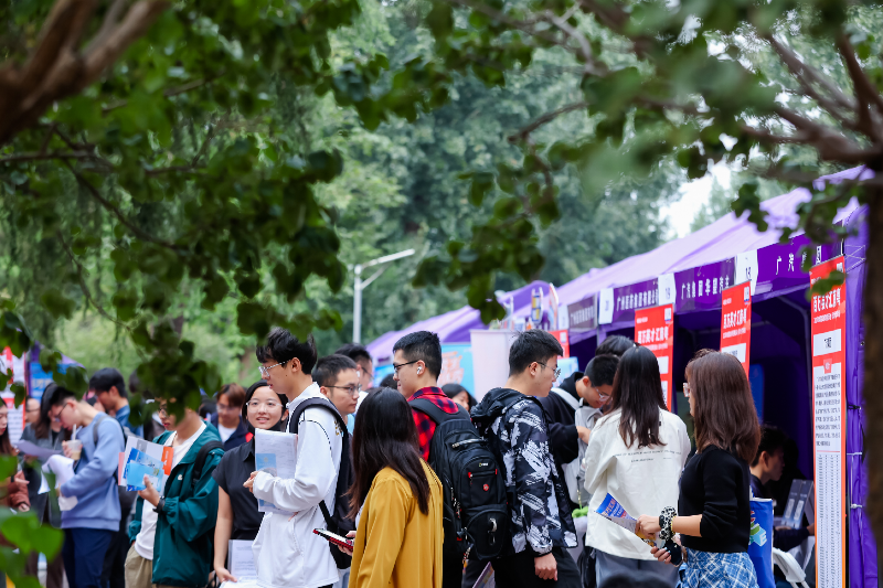 清华大学专场招聘现场2.png