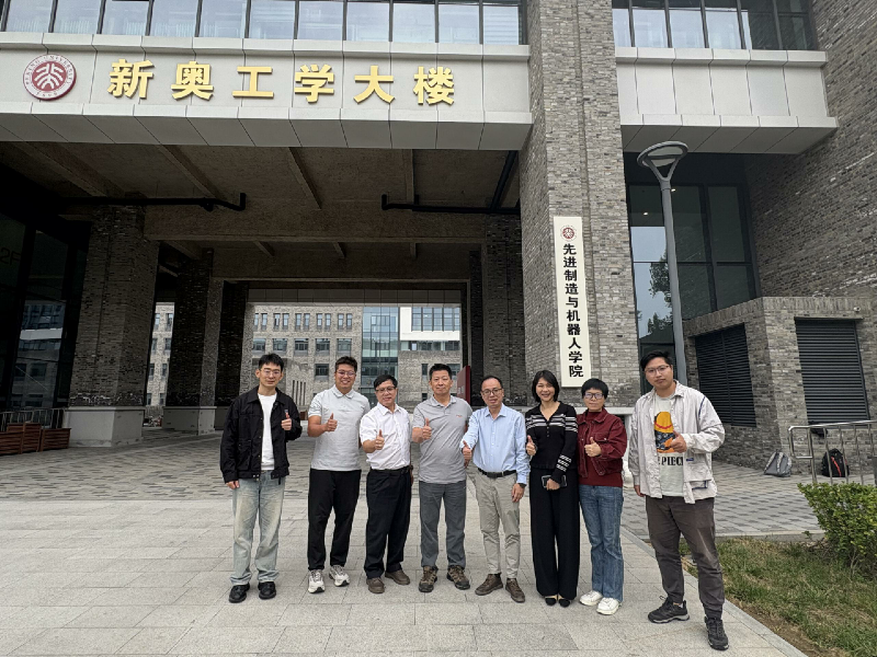 招聘团在北京大学合影.png