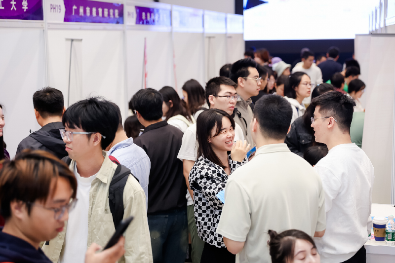 清华大学专场招聘现场1.png