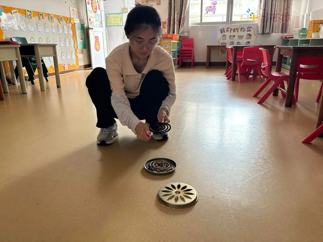 台山第一幼儿园10月7日持续推进“两清一灭”工作,教职工清理积水,政治校园卫生死角,全力保障校园安全干净环境.jpg