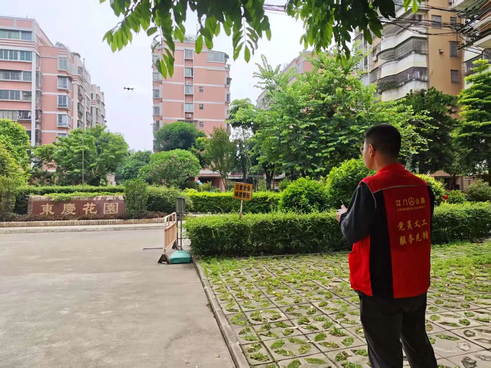 9.运用无人机开展居民楼楼顶巡查.jpg