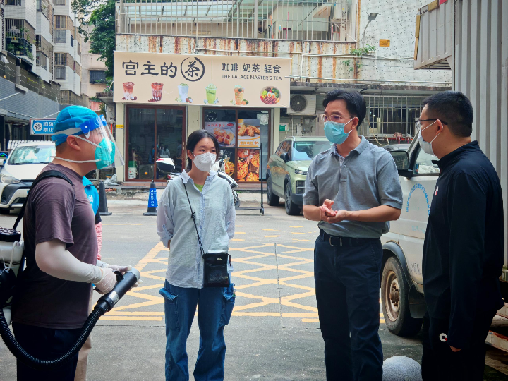 李浩军到社区消杀一线了解防控药物使用情况.jpg