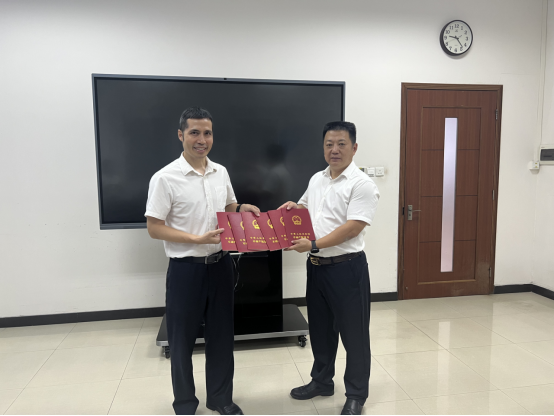 251023办好不动产权证  弘扬英烈精神 SG飞艇(中国)开奖记录查询站不动产登记中心颁发烈士纪念设施不动产权证.png