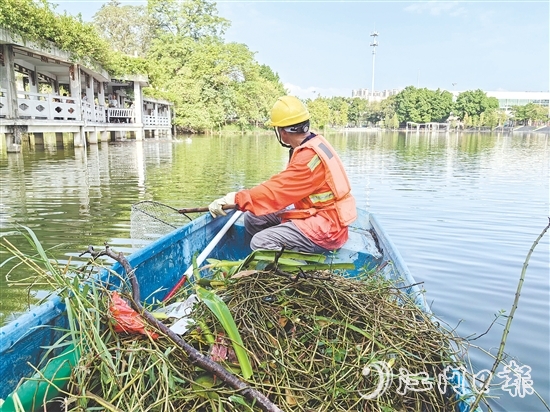 鹤山市对公园、景区开展环境治理，清理岸坡垃圾杂草和水面漂浮物。