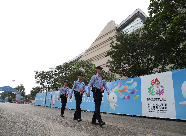 台山公安民警在新宁体育馆沿预设路线巡逻,步伐沉稳,眼神专注像一座移动的“观察哨”,在喧嚣中保持静默的警惕.JPG