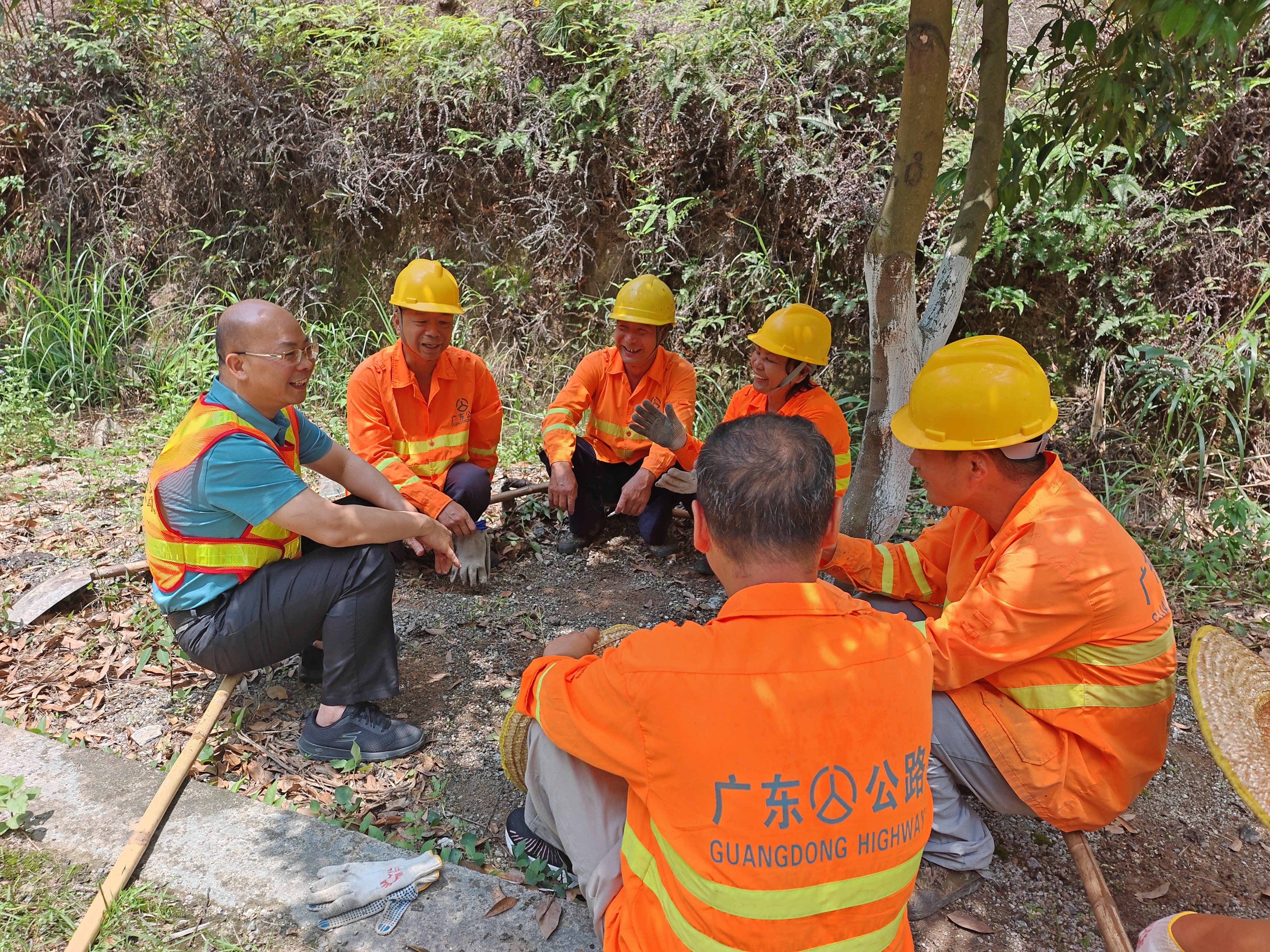 廉政专员冯永超与养护工作谈话现场（林华惠供图）.jpg