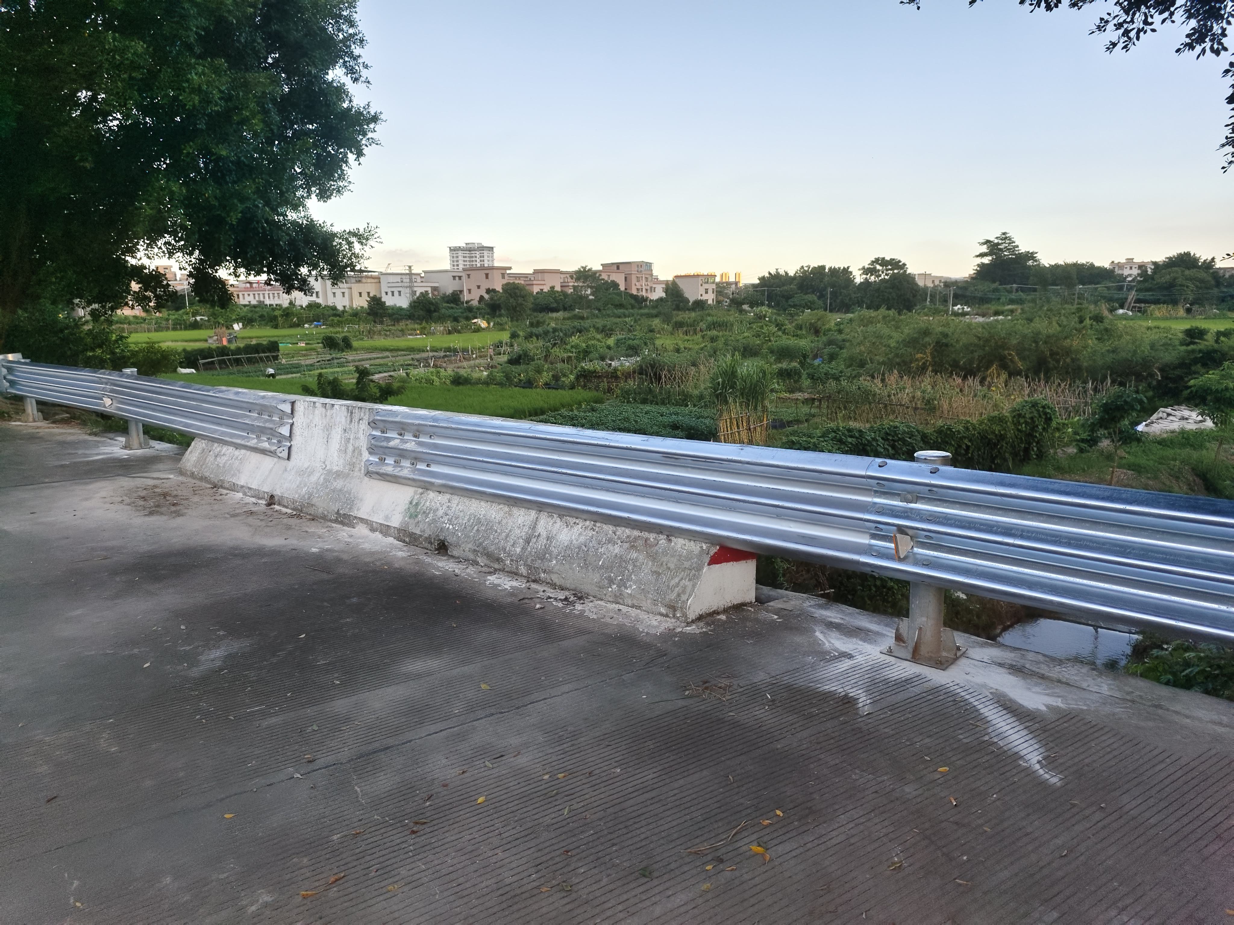 图为加装混凝土基础波形护栏2.jpg