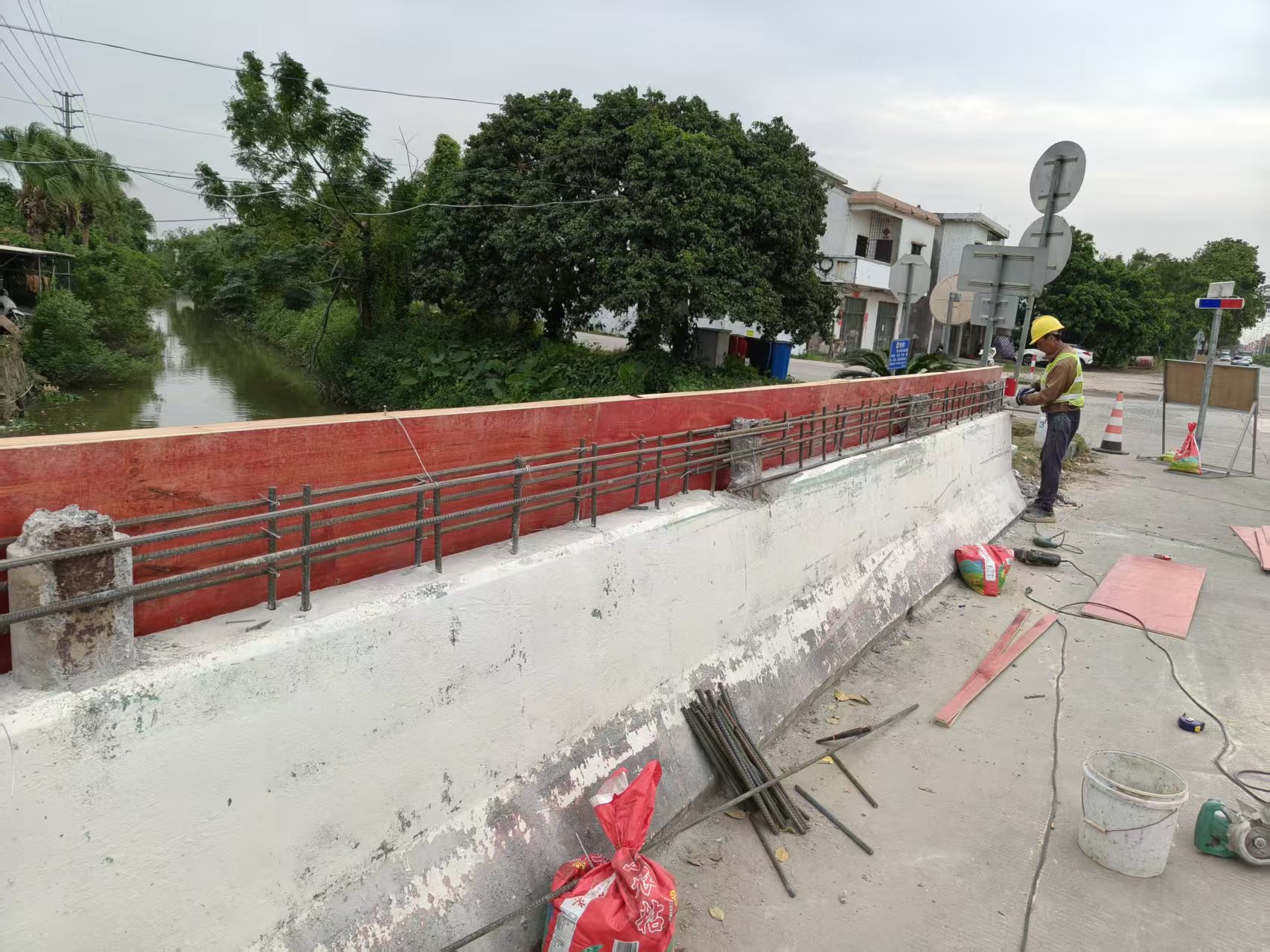 图为省道S271乐崖线坑口桥修复防撞栏1.jpg