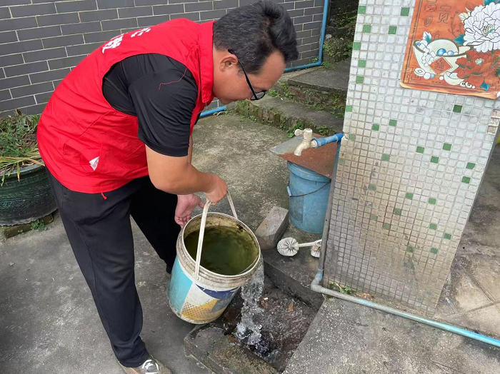 （资料图片2：组织义工巡查清积水）.png