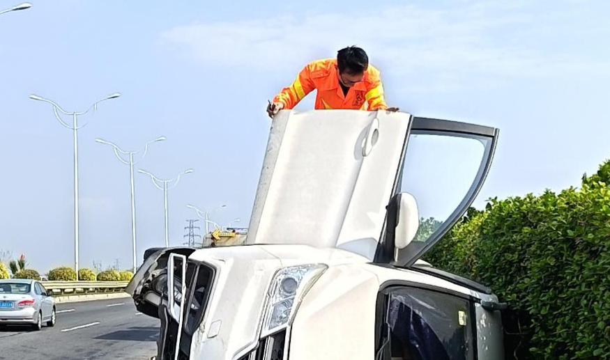 公路信息xh202606——养护归途遇险情  危急时刻显担当——新会公路养护人员成功救出车祸被困司机（1）.jpg