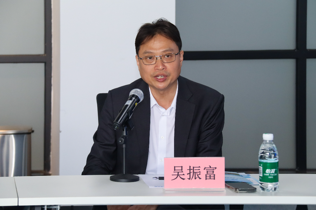 吴教授.jpg