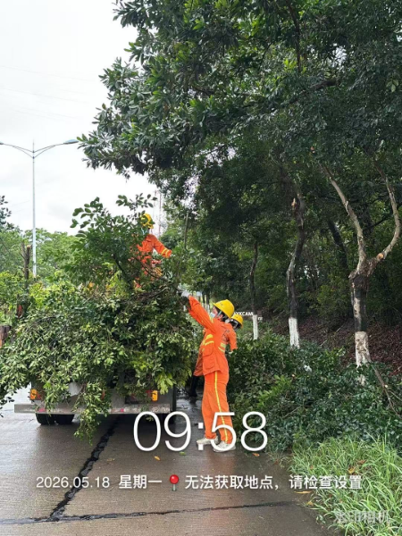图为公路养护突击队清理路面突发2.jpg