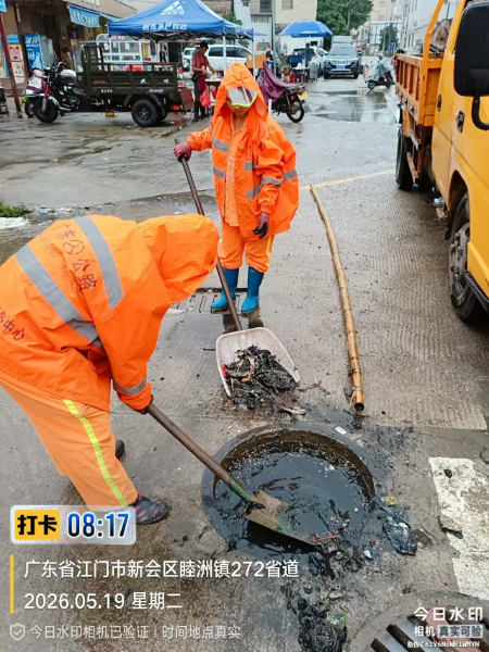 图为公路养护突击队清理路面突发3.jpg
