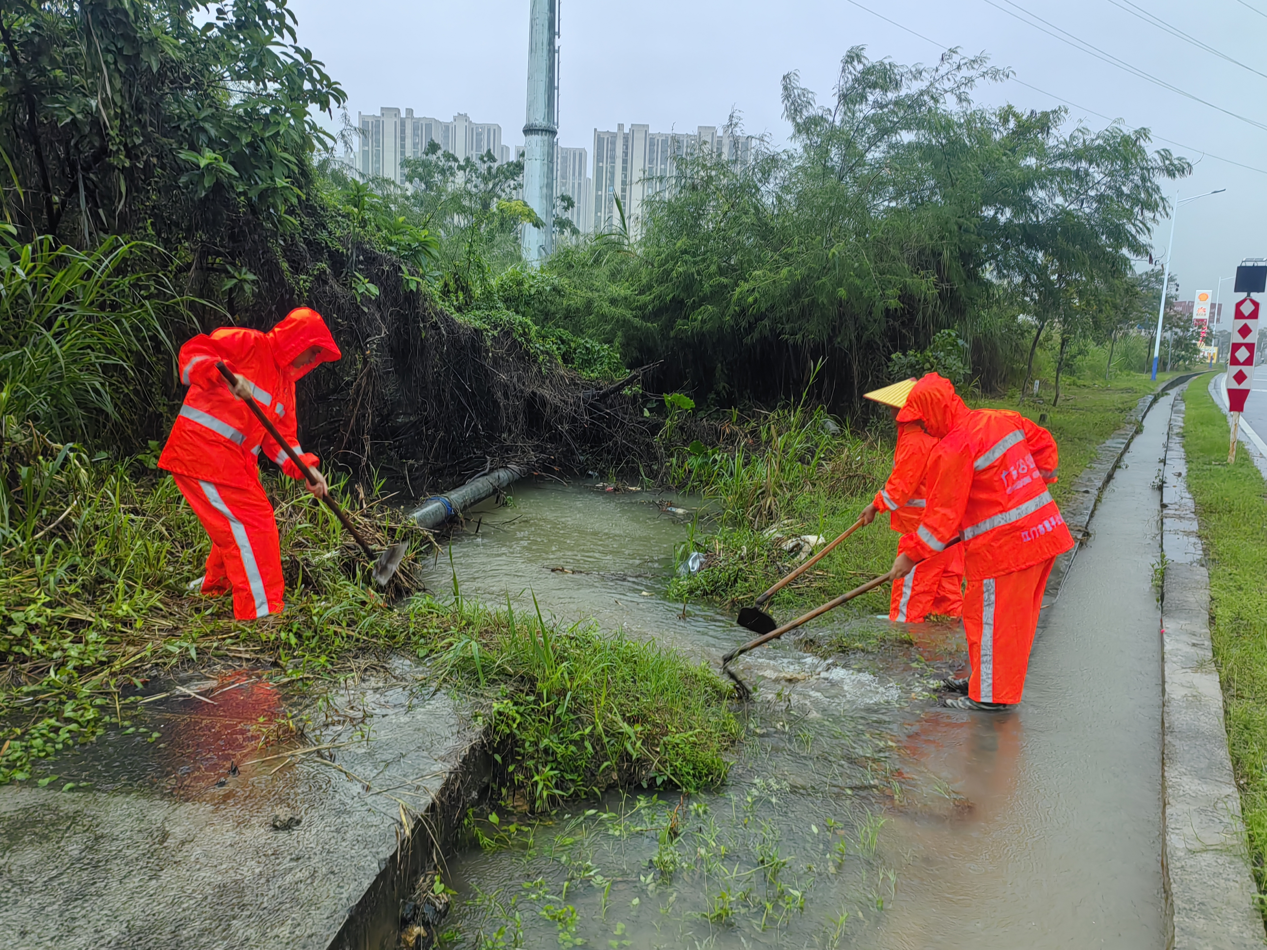 市公路部门全力应对暴雨汛情