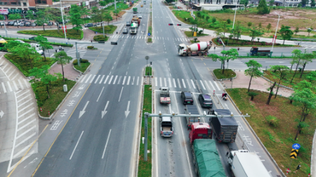 图18：国道325线锦江国际路段中间绿化带提升后.jpg