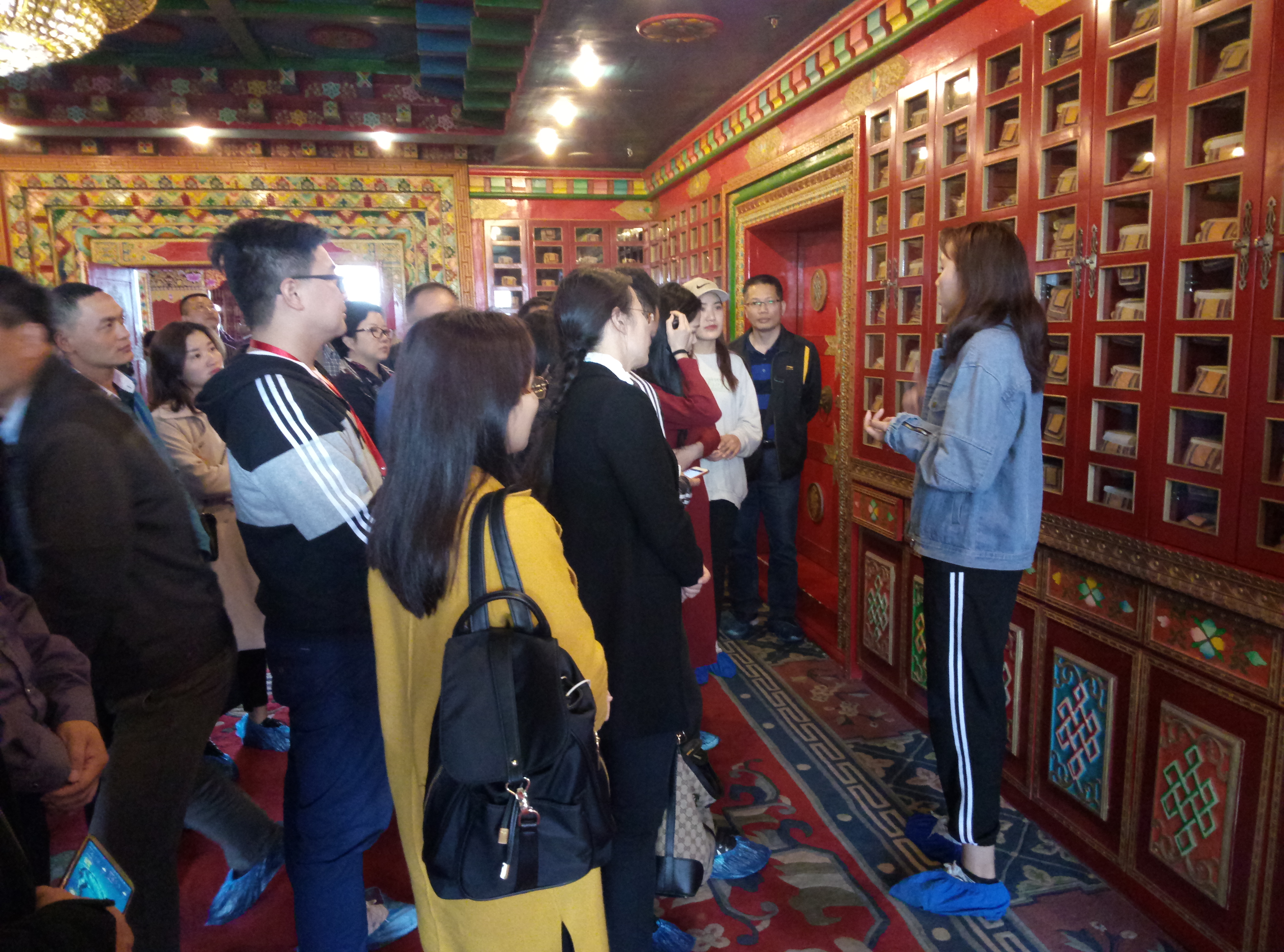 培训班学员在西南民族大学文献中心参观学习.jpg 培训班学员在西南民族大学文献中心参观学习.jpg