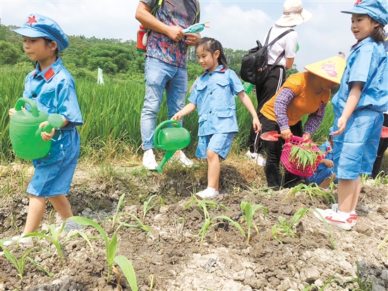 双合镇将沿线众多乡村旅游项目纳入红色旅游线路,游客上午体验红色旅游,下午享受乡村乐趣。 双合镇将沿线众多乡村旅游项目纳入红色旅游线路,游客上午体验红色旅游,下午享受乡村乐趣。