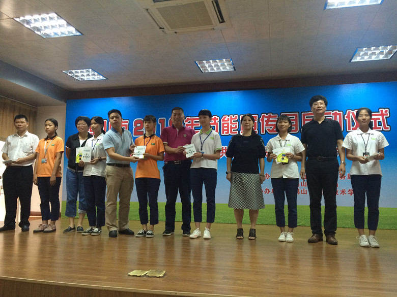 3.向学生代表派发节能宣传小册子.jpg 3.向学生代表派发节能宣传小册子.jpg