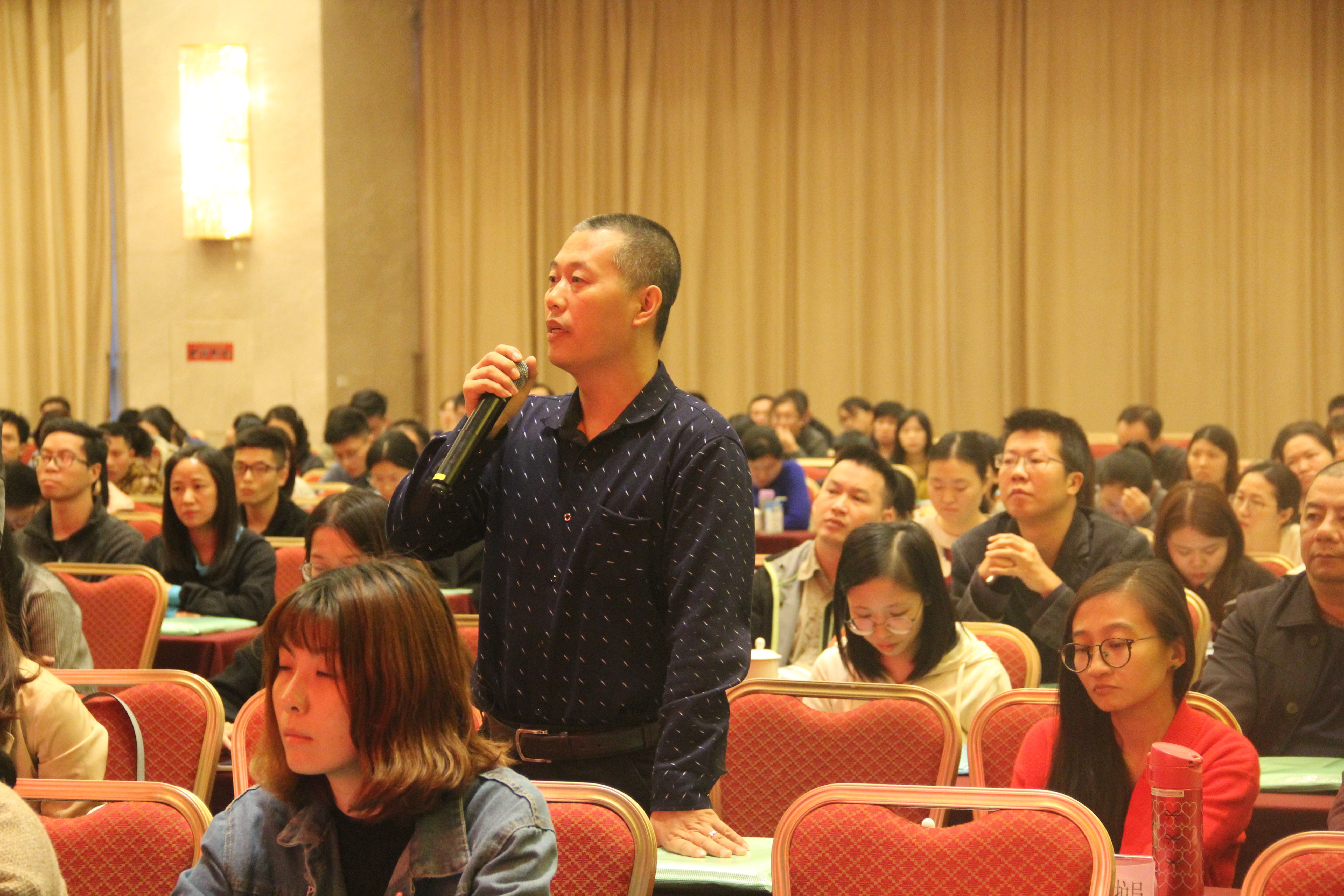 现场提问.jpg 现场提问.jpg