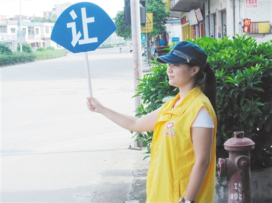 志愿者在红绿灯路口开展文明劝导志愿服务行动。 志愿者在红绿灯路口开展文明劝导志愿服务行动。