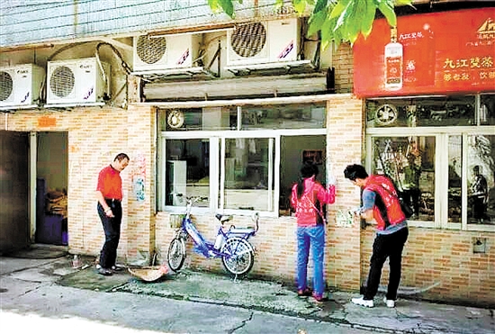 义工、社工、热心市民清理“牛皮癣”。 义工、社工、热心市民清理“牛皮癣”。