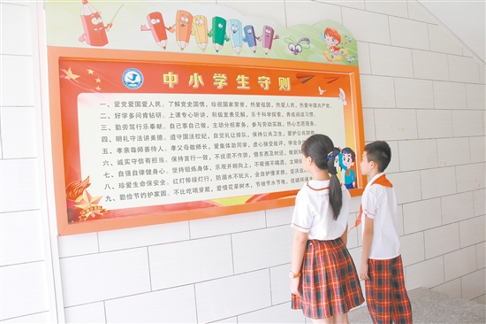 市实验小学将《学生守则》宣传海报设置在教学楼楼梯口,学生每天上下楼都可以看到。 市实验小学将《学生守则》宣传海报设置在教学楼楼梯口,学生每天上下楼都可以看到。