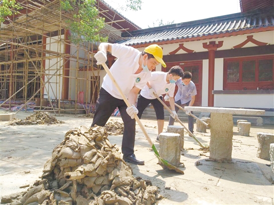 义工们分工合作铲走泥沙、搬走垃圾。 义工们分工合作铲走泥沙、搬走垃圾。