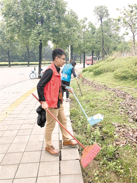 江门联通组织志愿者服务队打扫卫生死角。 江门联通组织志愿者服务队打扫卫生死角。