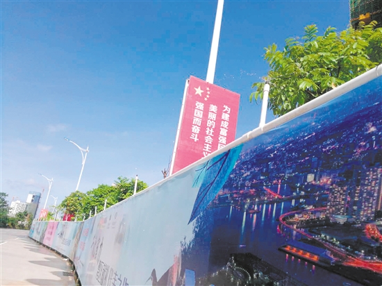 南湖壹品施工工地的自动喷淋设施。 南湖壹品施工工地的自动喷淋设施。