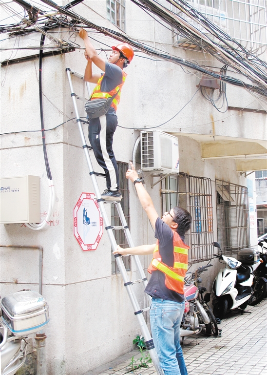 ◀江海区深入社区进行“三线”整治工作。 ◀江海区深入社区进行“三线”整治工作。