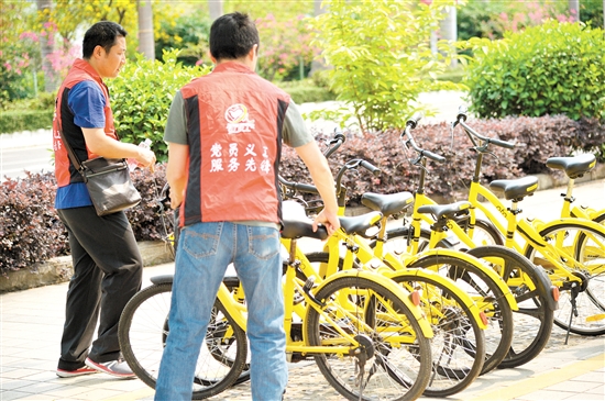 在深化文明城市创建工作的路上,随处可见志愿者的身影。 在深化文明城市创建工作的路上,随处可见志愿者的身影。