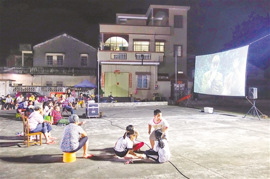 蓬江区棠下镇沙富村村民观看电影,其乐融融。郭永乐 蓬江区棠下镇沙富村村民观看电影,其乐融融。郭永乐