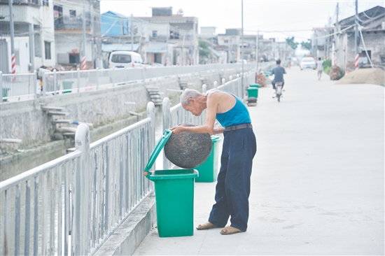 新会区三江镇九子沙村委会给每户配备了垃圾桶,村子干净整洁了许多。 新会区三江镇九子沙村委会给每户配备了垃圾桶,村子干净整洁了许多。