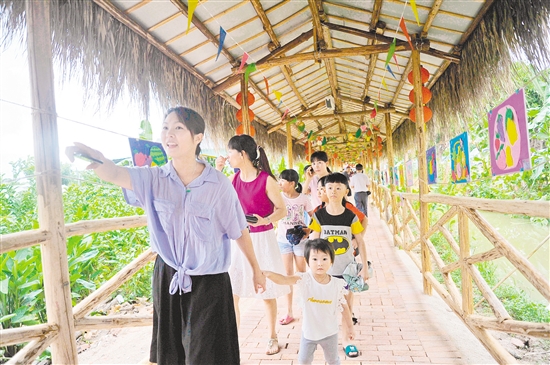 新会区睦洲镇建成了近200米长的“水果长廊”,吸引了大批游客前来。 新会区睦洲镇建成了近200米长的“水果长廊”,吸引了大批游客前来。