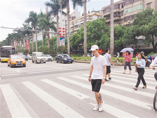 在新会区冈州大道,机动车主动礼让行人通行。 在新会区冈州大道,机动车主动礼让行人通行。