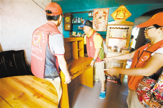 近年来,团新会区委、新会区义工联一直致力帮扶困难学生,通过义卖、认捐等方式为困难学生筹集学习费用,图为义工将热心企业送出的60套全新的爱心书桌送到困难学生家中。 近年来,团新会区委、新会区义工联一直致力帮扶困难学生,通过义卖、认捐等方式为困难学生筹集学习费用,图为义工将热心企业送出的60套全新的爱心书桌送到困难学生家中。